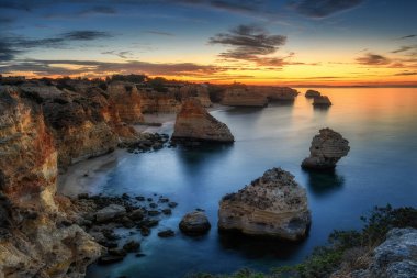Praia da Mesquita, Portekiz kıyıları yükselen güneşin ışığında Lagos şehri yakınlarında.
