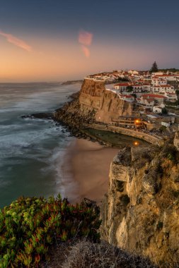 Azenhas do Mar - Portekiz kıyısında gün batımında küçük bir kasaba