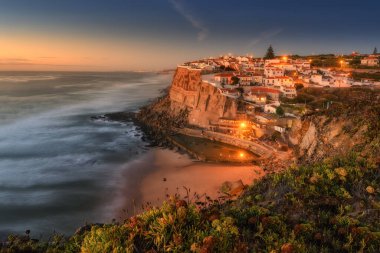 Azenhas do Mar - Portekiz kıyısında gün batımında küçük bir kasaba