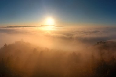 Capela de Nossa Sra. Das Neves, tepedeki şapel gün doğumunda sisli