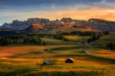 Alpe di Siusi, Seiser Alm, Rosengarten grubu sonbaharda gün batımında