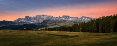Sabah güneş doğmadan önce Alpe di Siusi, Seiser Alm, Rosengarten grubu