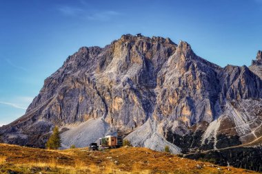 Lagazuoi dağı, Passo Falzarego yakınlarında, batan güneşin ışığında kulübe kulübesi olan bir dağ.