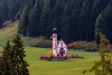 Chiesetta di San Giovanni, Ranui, St. John Kilisesi, Dolomite tapınağının altındaki çayırda güneş doğmadan önce.