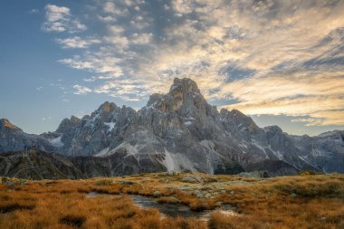 Passo 'nun yukarısındaki Cimon delle Pala Dağında beyaz bulutlar var.