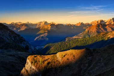 Güneş doğduktan sonra Passo Giau 'dan Colle Santa Lucia köyüne