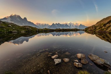 Cheserys Lacs des Cheserys, Chesery Gölü - Yazın günbatımında Chamonix 'in üzerindeki dağ gölleri