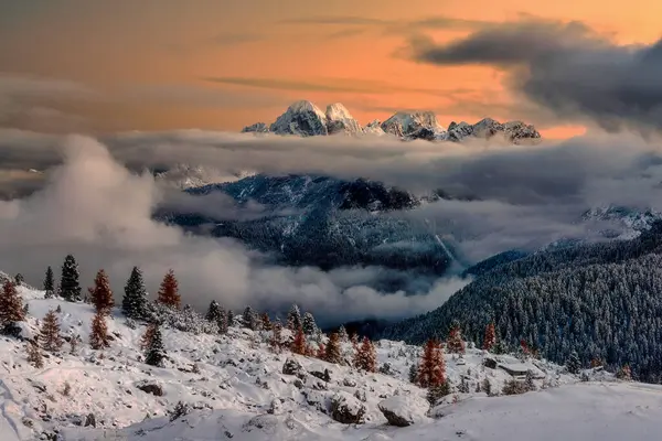 Dolomitlerdeki göl Lago di Valparola Sonbaharda kar ve yansıma ile