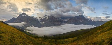 Grindelwald 'dan Eiger Jungfrau Massif' in sonbahardaki görüntüsü