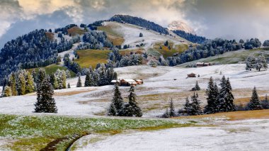 snowy Alpe di Siusi, Seiser Alm, Sassolungo a Sassoplatto during day clipart