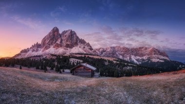 Passo Erbe dağın altında Peitlerkofel, ya da Sass de Putia, odun kulübesi ile güneş doğmadan önce.