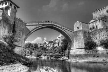 Mostar şehrindeki Neretva nehri üzerindeki eski köprü.