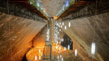 Romanya 'daki ışıklarla tarihi Salina Turda tuz madenine bir göz atalım.
