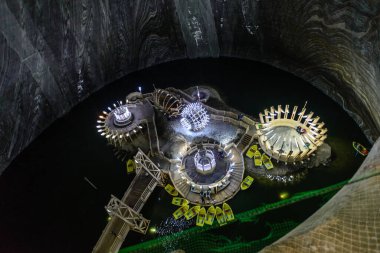 Romanya 'da tarihi Salina Turda tuz madenindeki sarı botlu göl manzarası