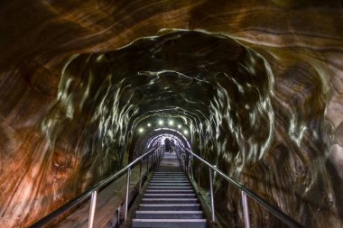 Romanya 'daki eski Salina Turda tuz madenine giden merdivenlerin manzarası
