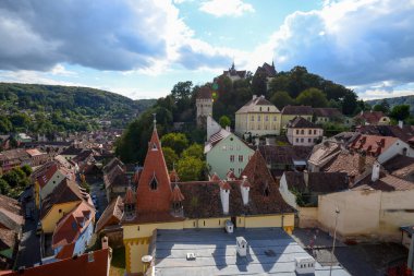 Romanya 'nın Sighisoara kentindeki tarihi binaların sonbaharda manzarası