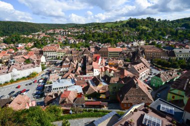 Romanya 'nın Sighisoara kentindeki tarihi binaların sonbaharda manzarası