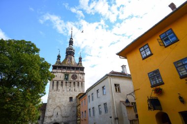 Romanya 'nın Sighisoara kentindeki tarihi binaların sonbaharda manzarası