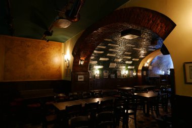 Romanya 'nın Brasov kentindeki eski bir kafe manzarası