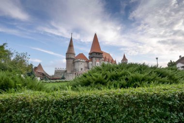 Sonbaharda eski güzel Romen şatosu Matej Corvinus Hunedoara 'nın manzarası
