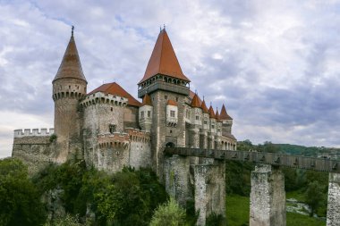 Sonbaharda eski güzel Romen şatosu Matej Corvinus Hunedoara 'nın manzarası