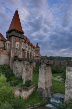 Sonbaharda eski güzel Romen şatosu Matej Corvinus Hunedoara 'nın manzarası