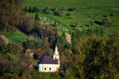 Slovakya 'da baharda Petrovo' nun pitoresk köyünde gün batımı