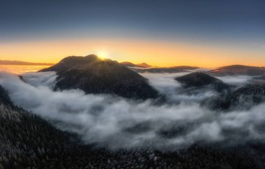 Slovakya 'da güneş doğmadan önce Velke Borov' un Liptov köyü üzerindeki sis