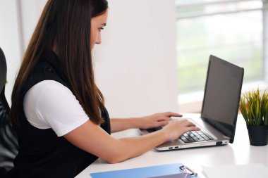 İş kadını. Güzel kadın model. Kendine güvenen profesyonel ofis çalışanı.