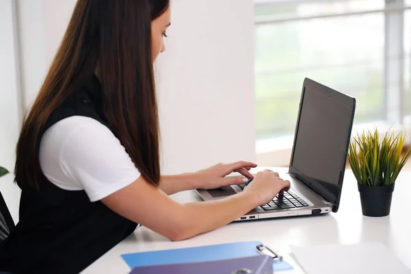 Visão Traseira Mulher Negócios Sentada Mesa Com Laptop Escritório — Fotografia de Stock