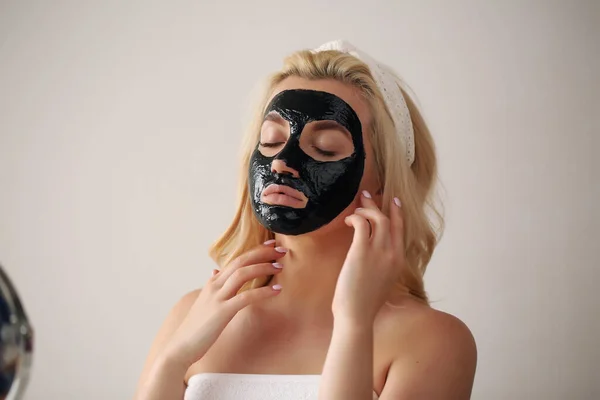 Wanita Cantik Dengan Hitam Membersihkan Masker Arang Hitam Wajahnya Perawatan — Stok Foto