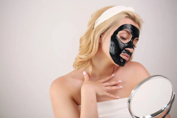 Twarz Kobiety Czarną Maską Peeling Skórze Stosowania Maski Kosmetycznej Twarz — Zdjęcie stockowe