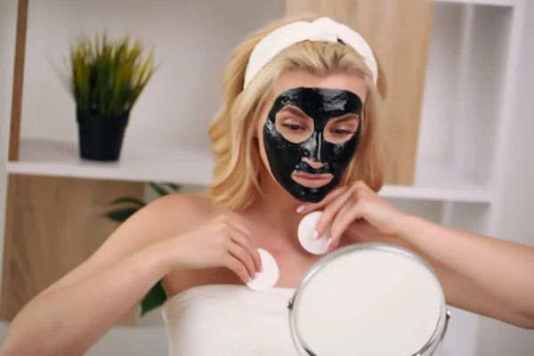 Mutlu Kız Yüz Maskesi Takıyor Genç Kadın Cilt Bakımı Yaptırıyor — Stok fotoğraf