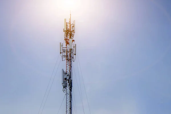Torre Telecomunicaciones Con Fondo Del Sol Tecnología Móvil Celular Comunicación Fotos de stock