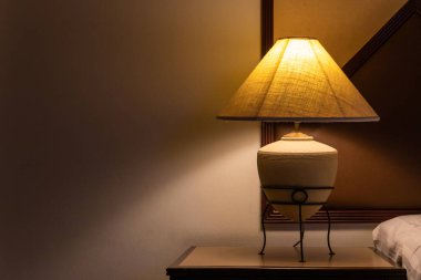 Otelin yatak odasında güzel dekoratif lambalar, oda dekorasyonu veya ev dekorasyonu.