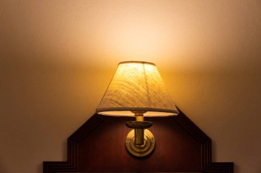 Otelin yatak odasında güzel dekoratif lambalar, oda dekorasyonu veya ev dekorasyonu.