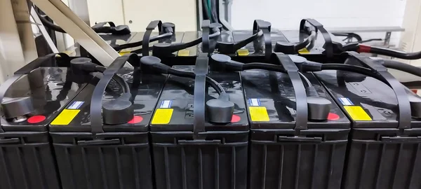 Wiele Baterii Podłączonych Zasilania Awaryjnego Fabryce Systemie Ups — Zdjęcie stockowe