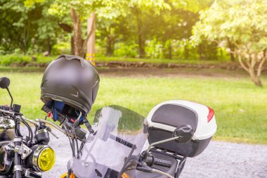 Bisikletli bir kask, turneye hazırlanmak için dışarı bakar. Güvenli sürüş