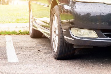 Turistik bir yerdeki otoparkın arkasındaki bir araba sahnesinin ön görüntüsü.