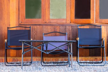 Çiçek bahçesinin ortasındaki güzel bir köşede, evin önüne güzel sandalyeler konur.