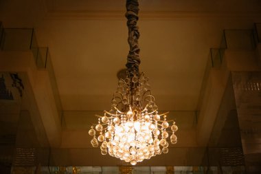 Tavandan sarkan zarif avize iç mekâna sıcak bir parıltı ve klasik bir cazibe katıyor. Lüks evler, oteller ya da rafine iç tasarım için mükemmel.