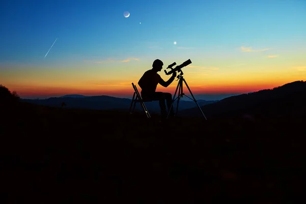 Hombre Con Telescopio Astronómico Mirando Cielo Nocturno Estrellas Planetas Luna —  Fotos de Stock
