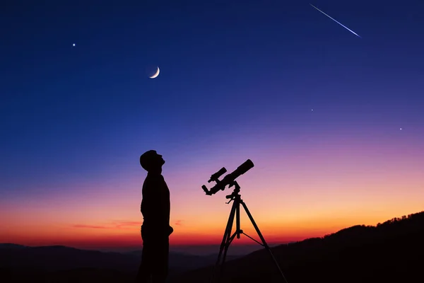 Uomo Con Telescopio Astronomico Che Guarda Cielo Notturno Stelle Pianeti — Foto Stock