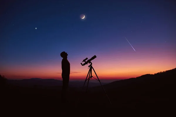 Άνθρωπος Τηλεσκόπιο Αστρονομίας Κοιτάζοντας Τον Νυχτερινό Ουρανό Αστέρια Πλανήτες Φεγγάρι — Φωτογραφία Αρχείου