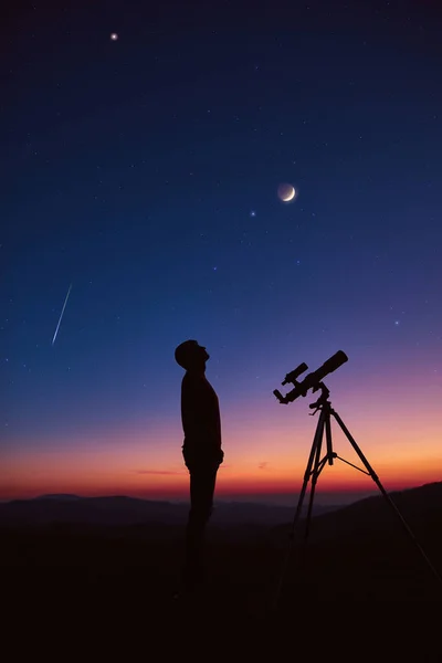 Mens Met Astronomie Telescoop Kijkend Naar Nachtelijke Hemel Sterren Planeten — Stockfoto