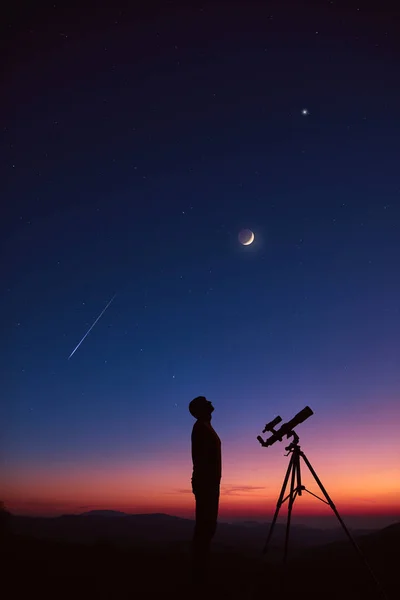 Человек Астрономическим Телескопом Смотрит Ночное Небо Звезды Планеты Луну Падающие — стоковое фото