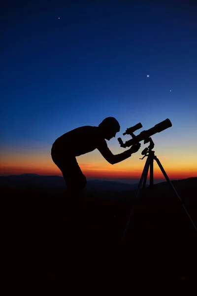 流れ星を見る天文望遠鏡を持つ男 — ストック写真