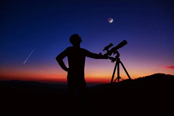 Astronomi Teleskopu Olan Adam Gece Gökyüzüne Yıldızlara Gezegenlere Aya Kayan — Stok fotoğraf