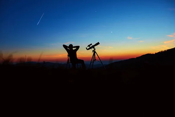 Man Astronomy Telescope Looking Night Sky Stars Planets Moon Shooting — Stock Fotó