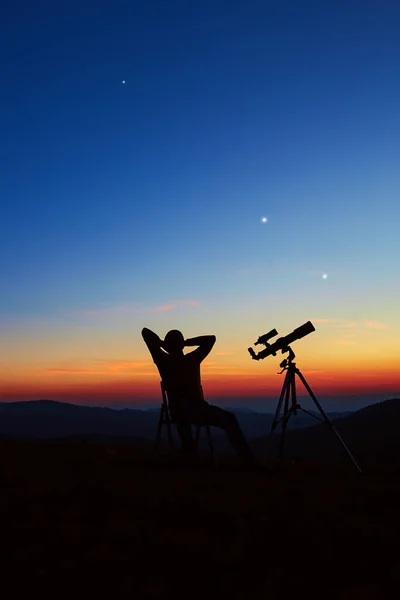 Человек Астрономическим Телескопом Смотрит Ночное Небо Звезды Планеты Луну Падающие — стоковое фото